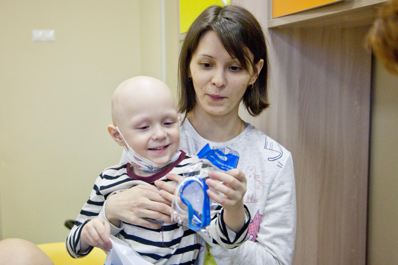 «Марафон добра»: Дмитрий Полоз встретился с маленькими пациентами в Центре Алмазова