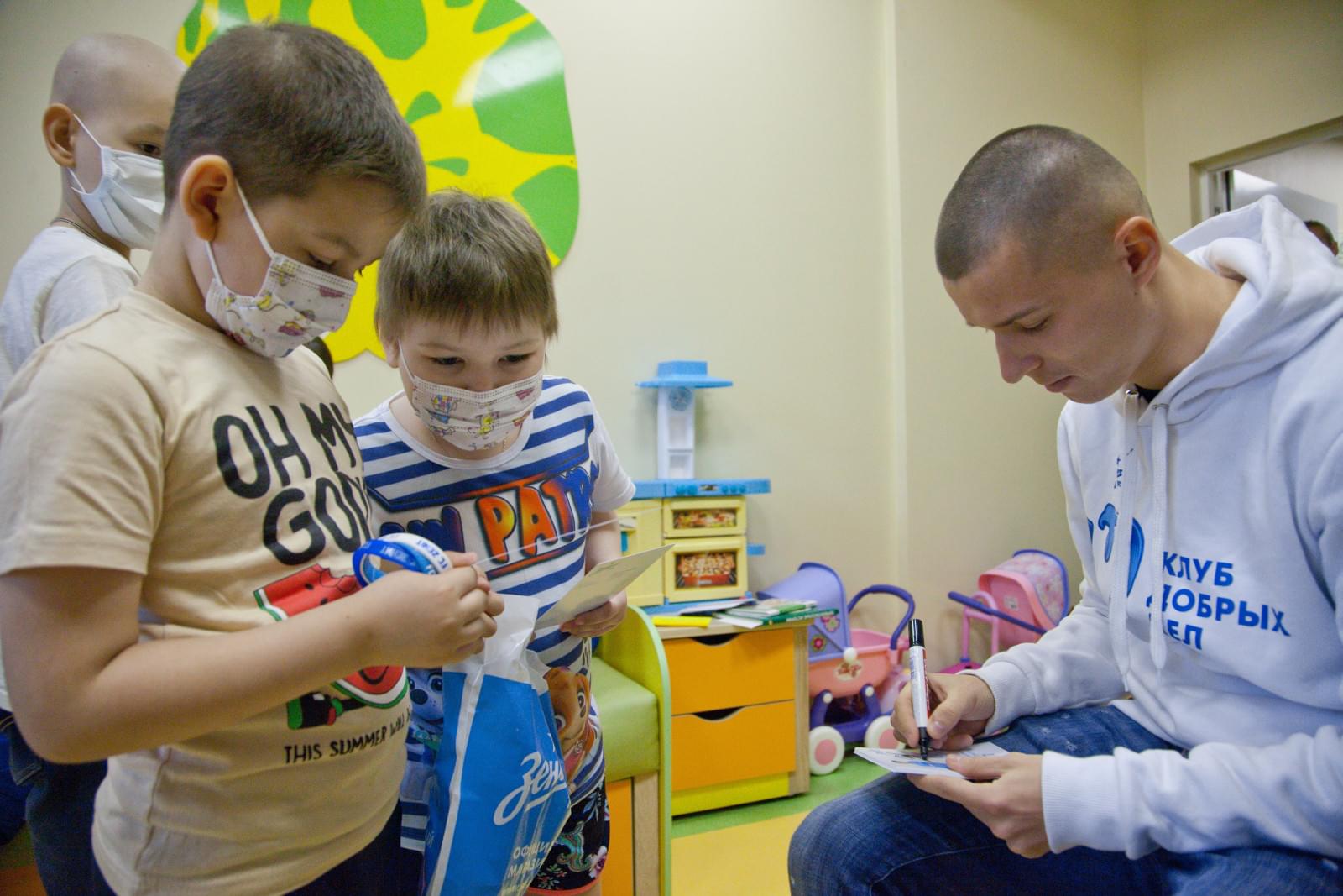 «Марафон добра»: Дмитрий Полоз встретился с маленькими пациентами в Центре Алмазова