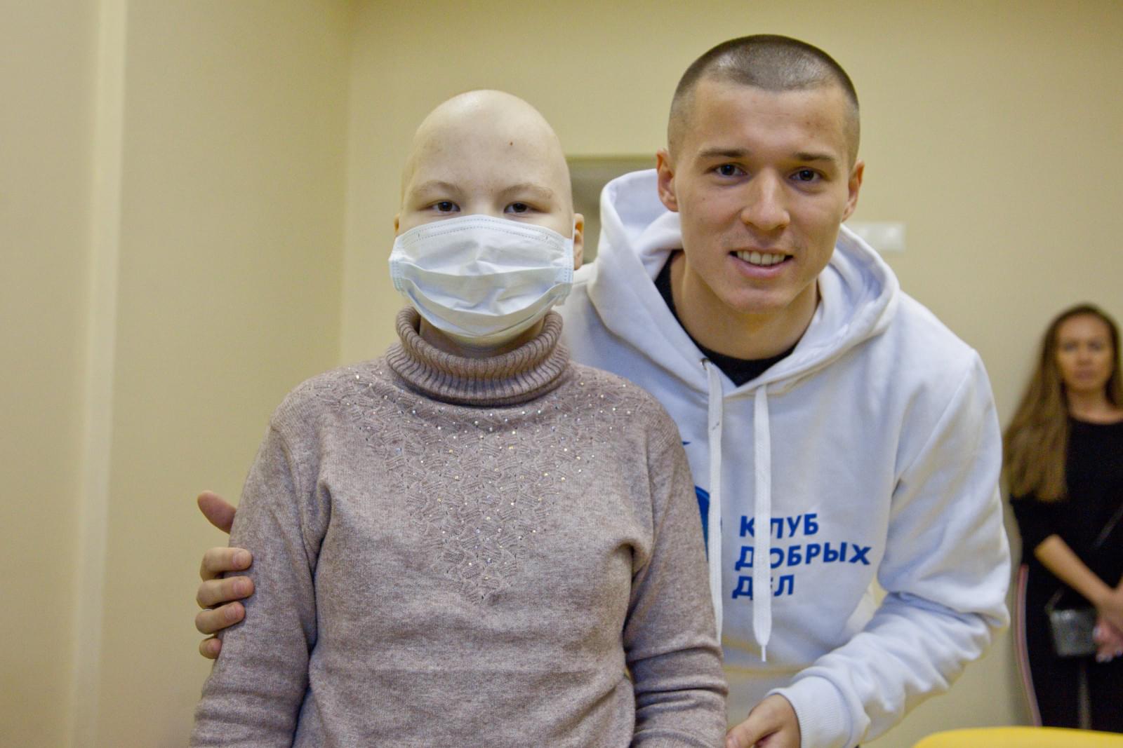 «Марафон добра»: Дмитрий Полоз встретился с маленькими пациентами в Центре Алмазова