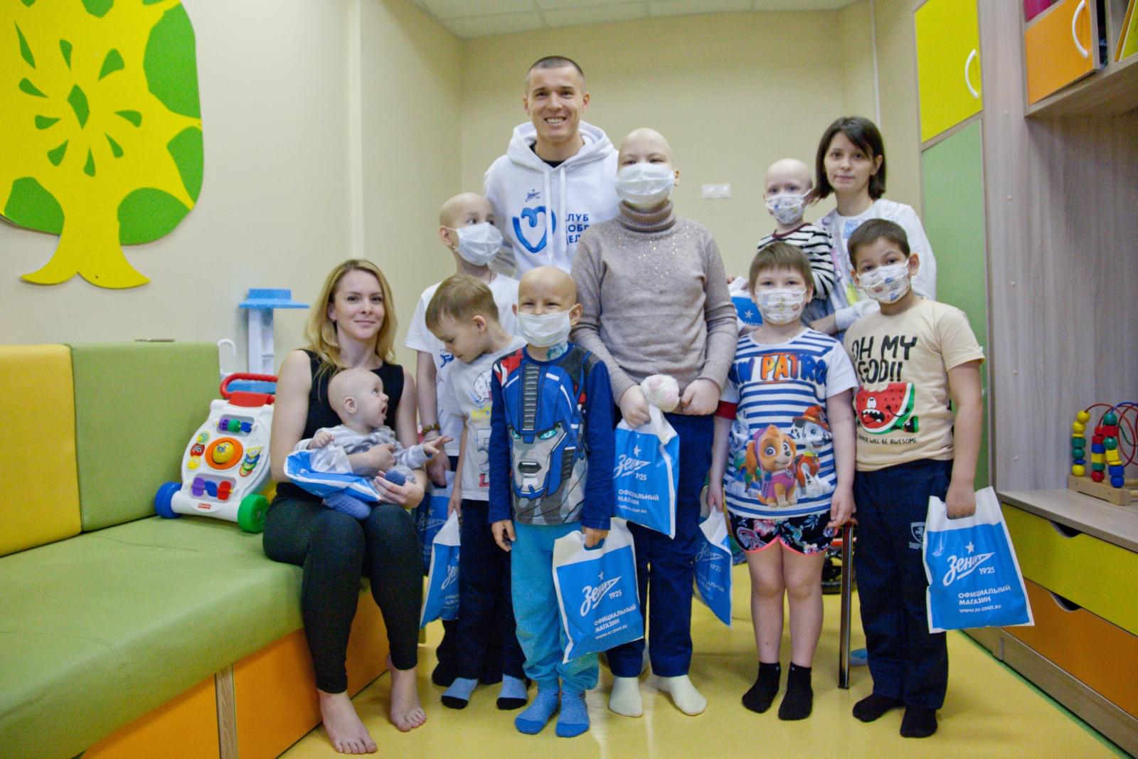 «Марафон добра»: Дмитрий Полоз встретился с маленькими пациентами в Центре Алмазова