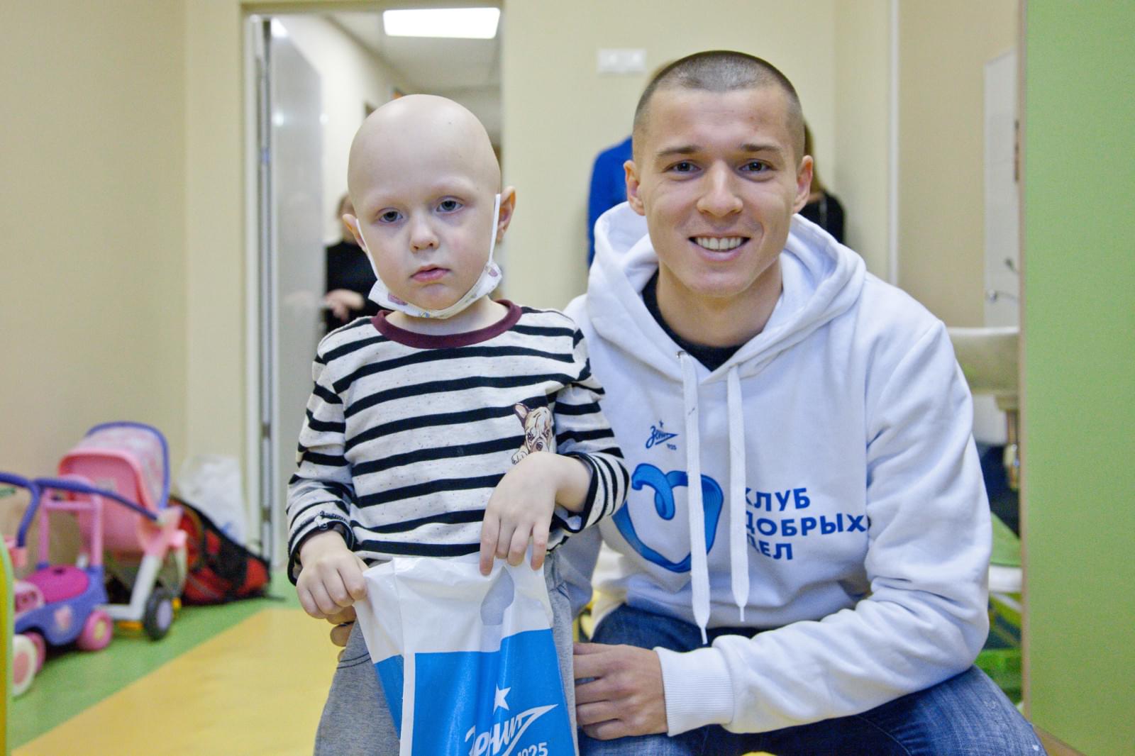 «Марафон добра»: Дмитрий Полоз встретился с маленькими пациентами в Центре Алмазова