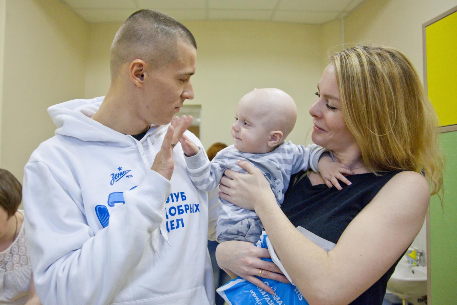 «Марафон добра»: Дмитрий Полоз встретился с маленькими пациентами в Центре Алмазова