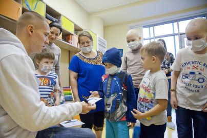 «Марафон добра»: Дмитрий Полоз встретился с маленькими пациентами в Центре Алмазова