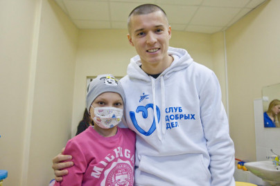«Марафон добра»: Дмитрий Полоз встретился с маленькими пациентами в Центре Алмазова