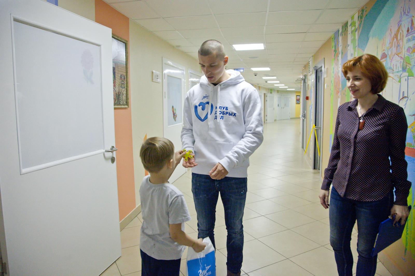 «Марафон добра»: Дмитрий Полоз встретился с маленькими пациентами в Центре Алмазова