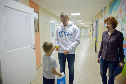 «Марафон добра»: Дмитрий Полоз встретился с маленькими пациентами в Центре Алмазова