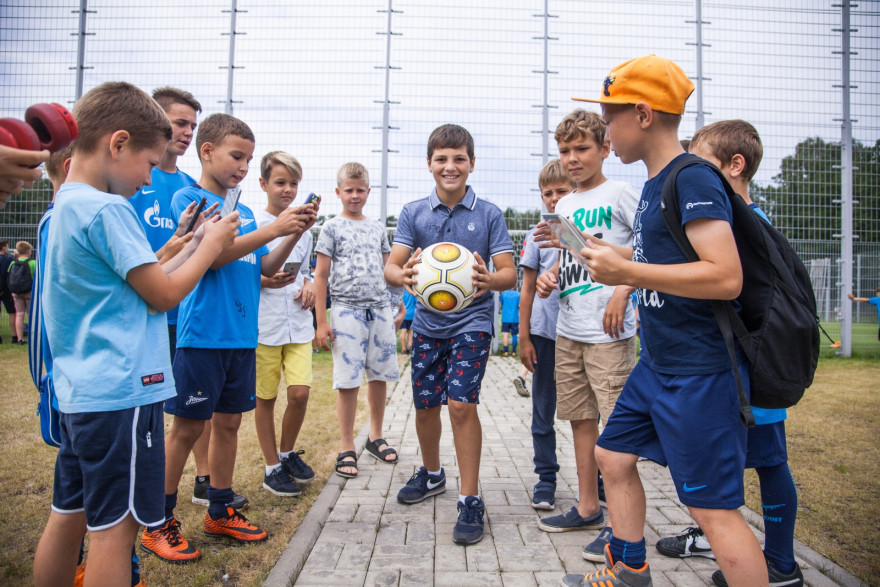 Дети из тренировочного лагеря Академии ФК «Зенит» на тренировке в Удельном парке