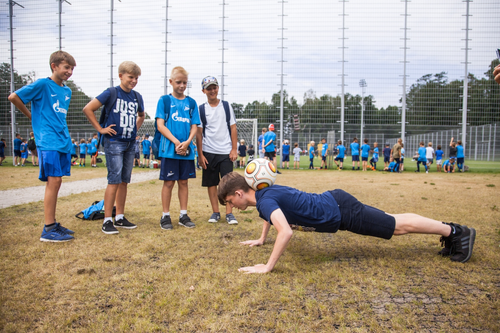 Дети из тренировочного лагеря Академии ФК «Зенит» на тренировке в Удельном парке