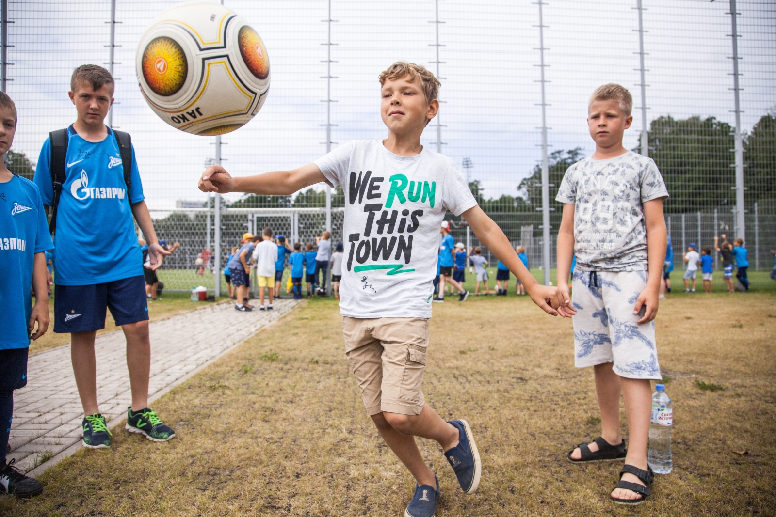 Дети из тренировочного лагеря Академии ФК «Зенит» на тренировке в Удельном парке