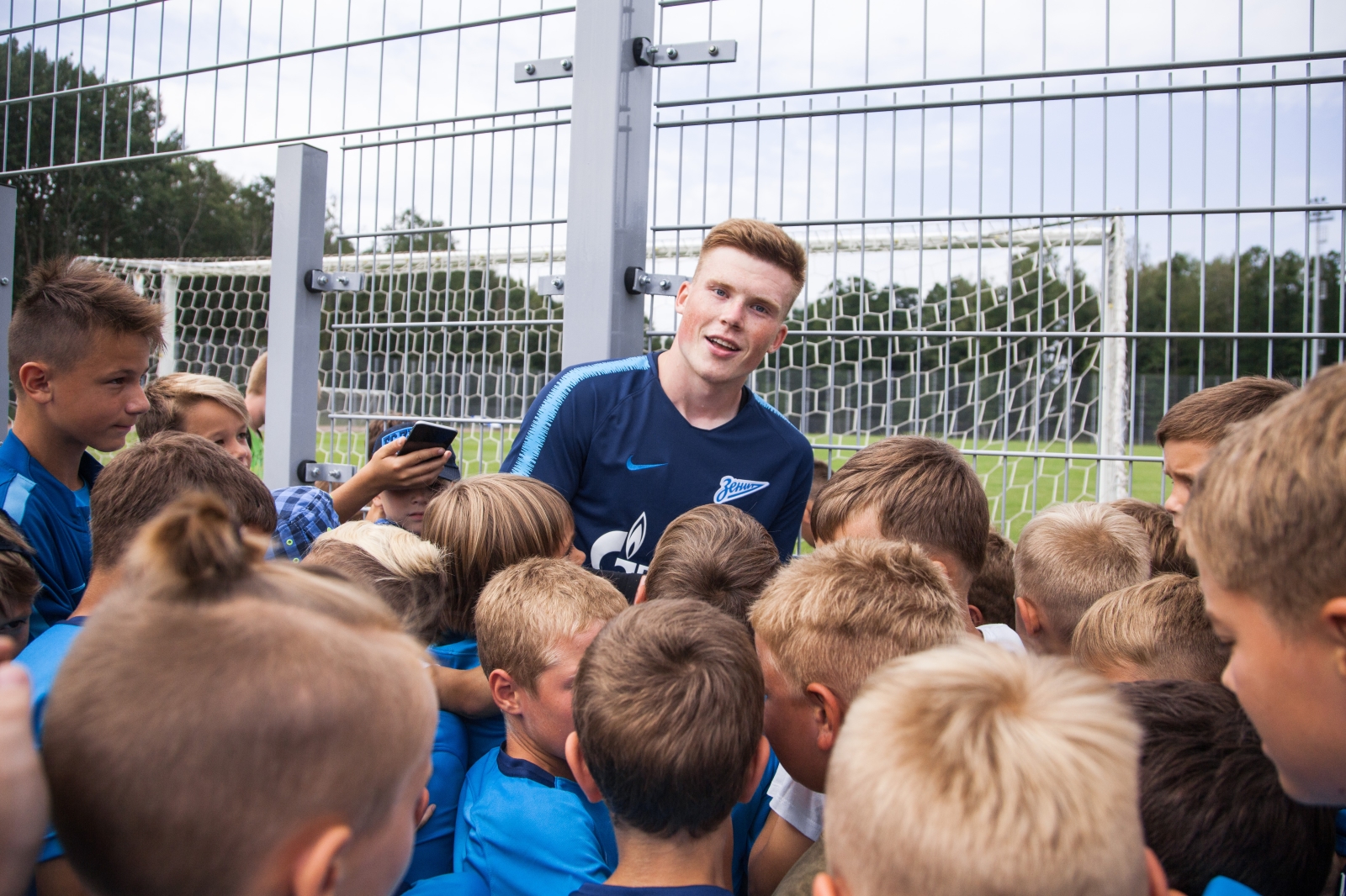 Дети из тренировочного лагеря Академии ФК «Зенит» на тренировке в Удельном парке