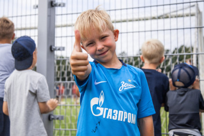 Дети из тренировочного лагеря Академии ФК «Зенит» на тренировке в Удельном парке