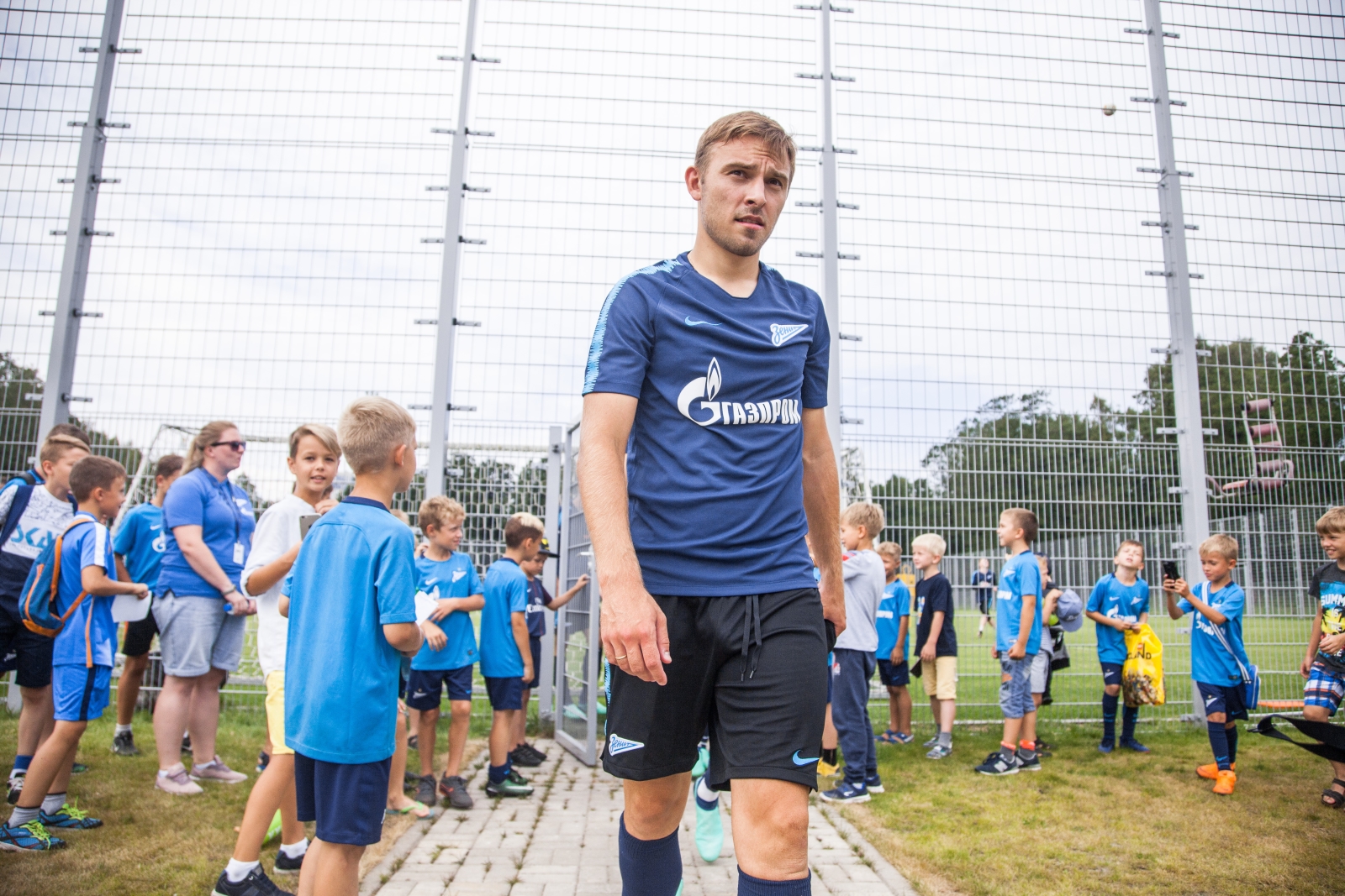 Дети из тренировочного лагеря Академии ФК «Зенит» на тренировке в Удельном парке