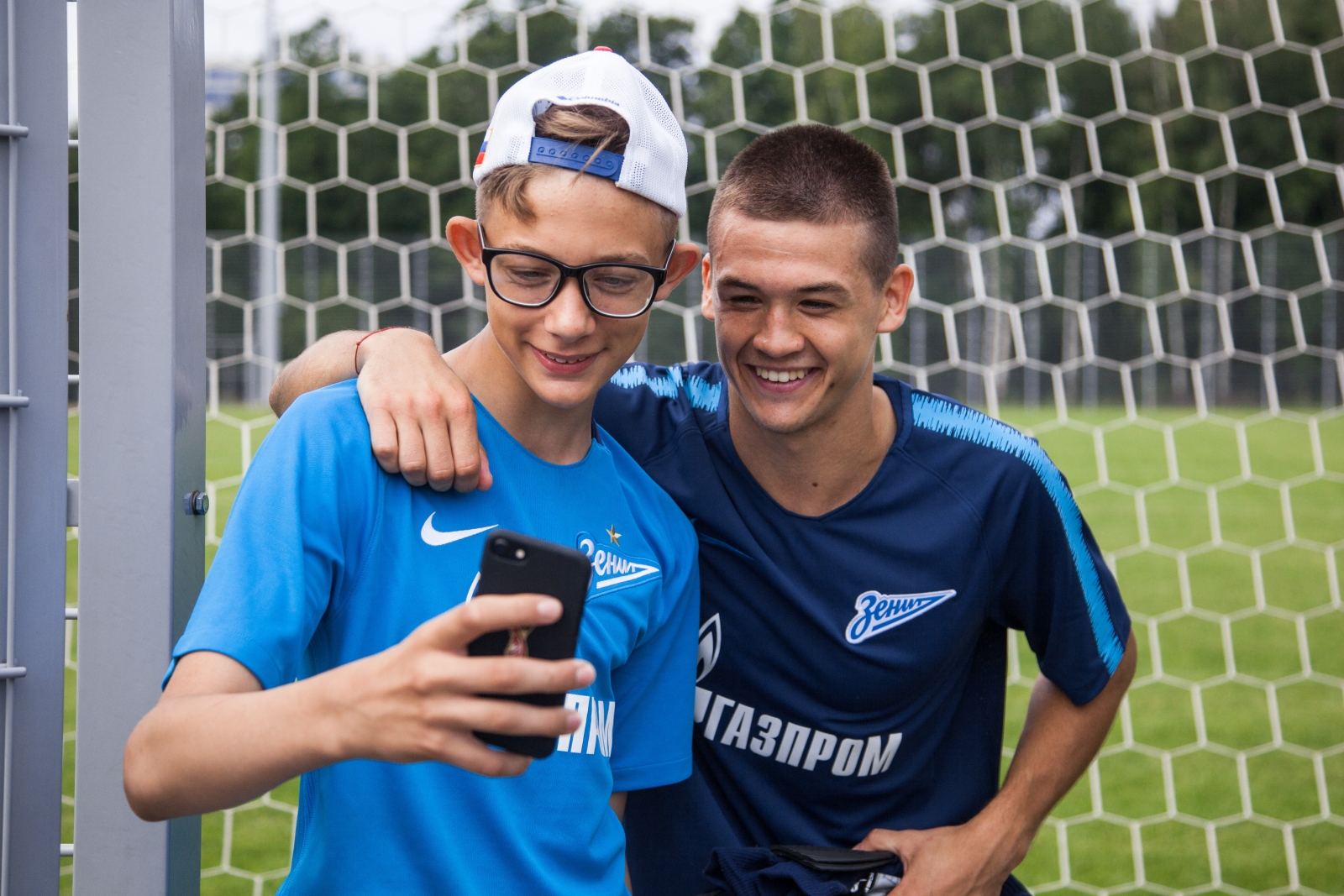 Дети из тренировочного лагеря Академии ФК «Зенит» на тренировке в Удельном парке