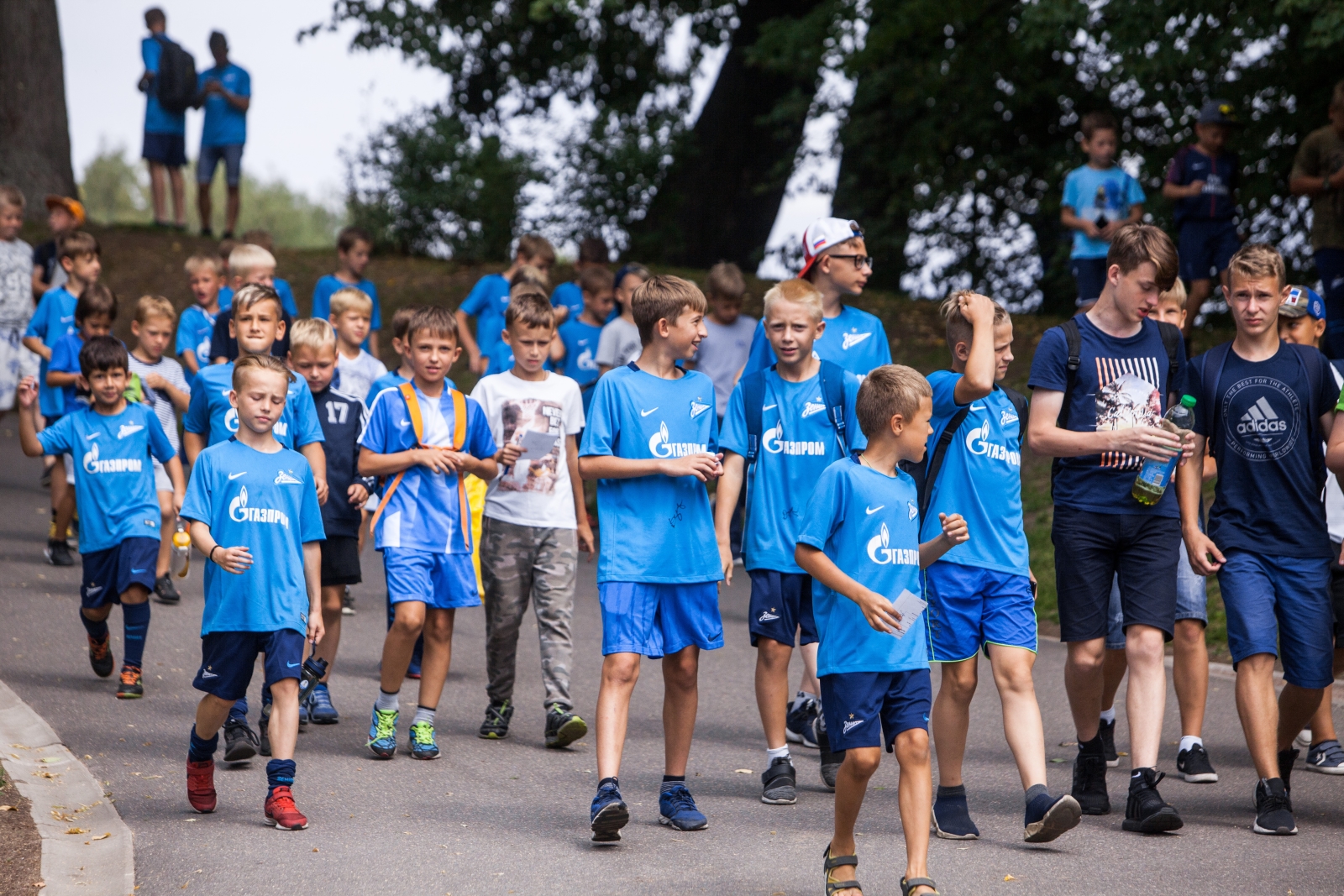 Дети из тренировочного лагеря Академии ФК «Зенит» на тренировке в Удельном парке