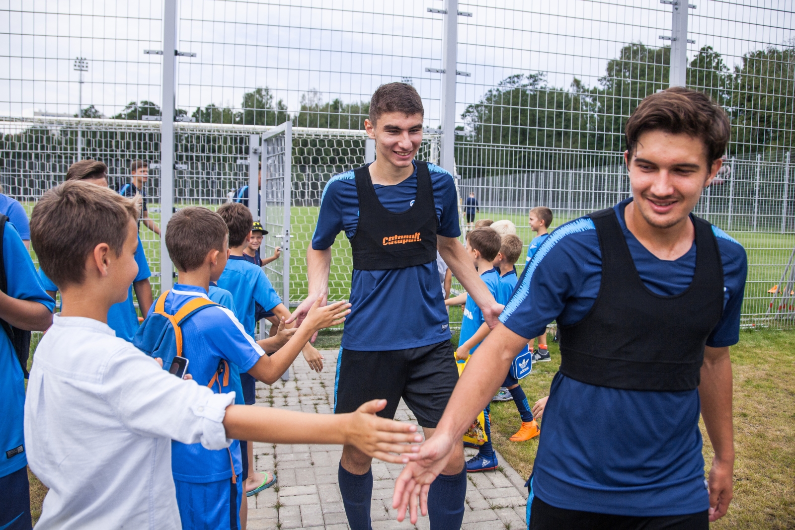 Дети из тренировочного лагеря Академии ФК «Зенит» на тренировке в Удельном парке