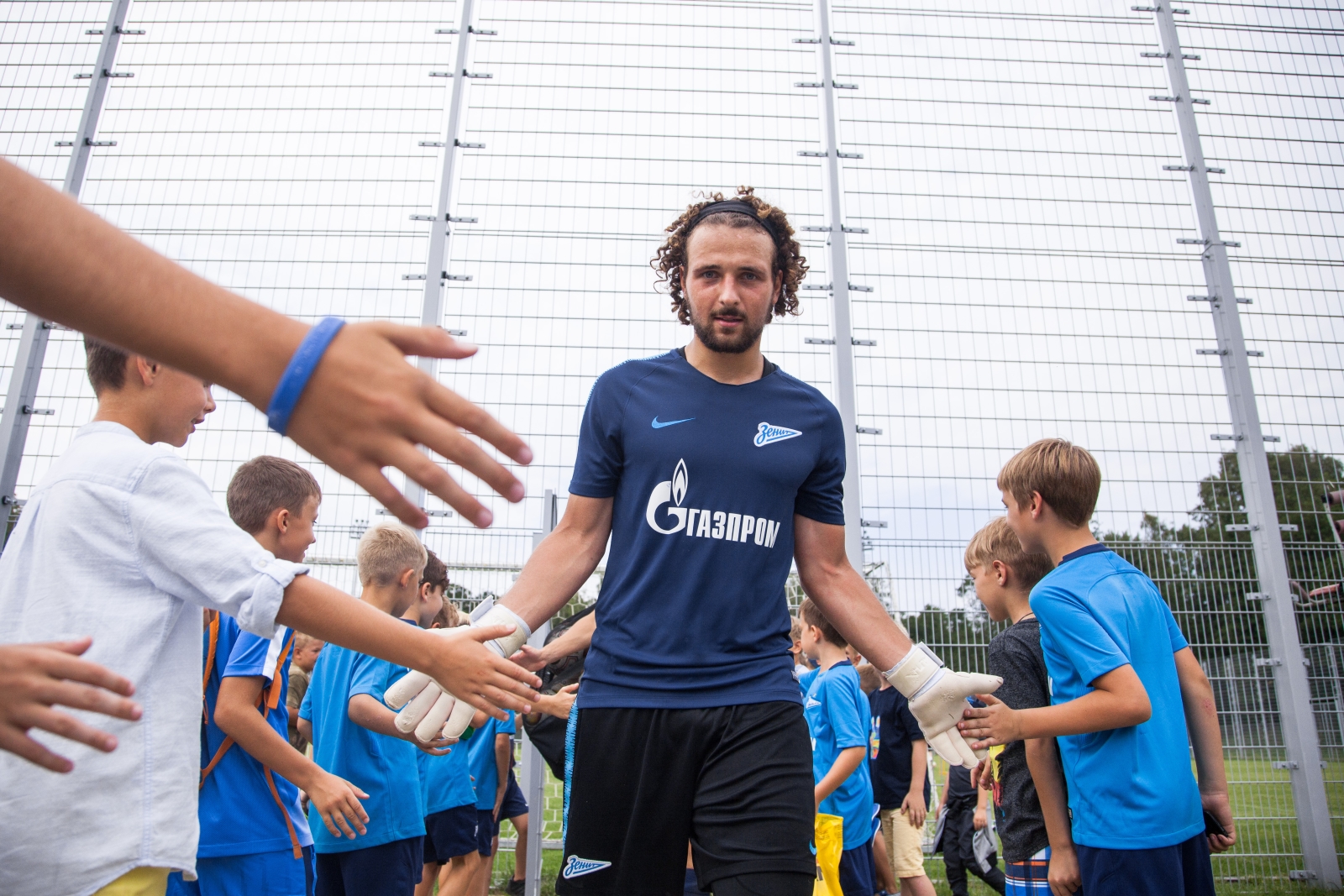 Дети из тренировочного лагеря Академии ФК «Зенит» на тренировке в Удельном парке
