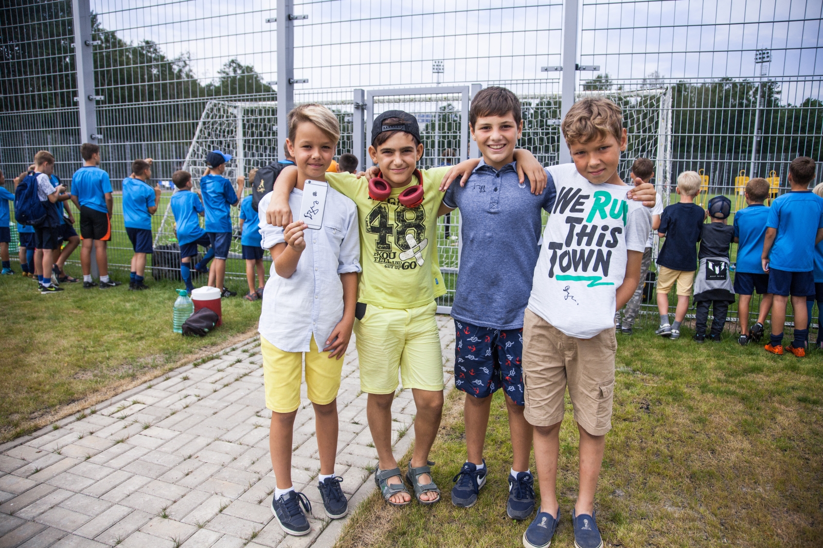 Дети из тренировочного лагеря Академии ФК «Зенит» на тренировке в Удельном парке