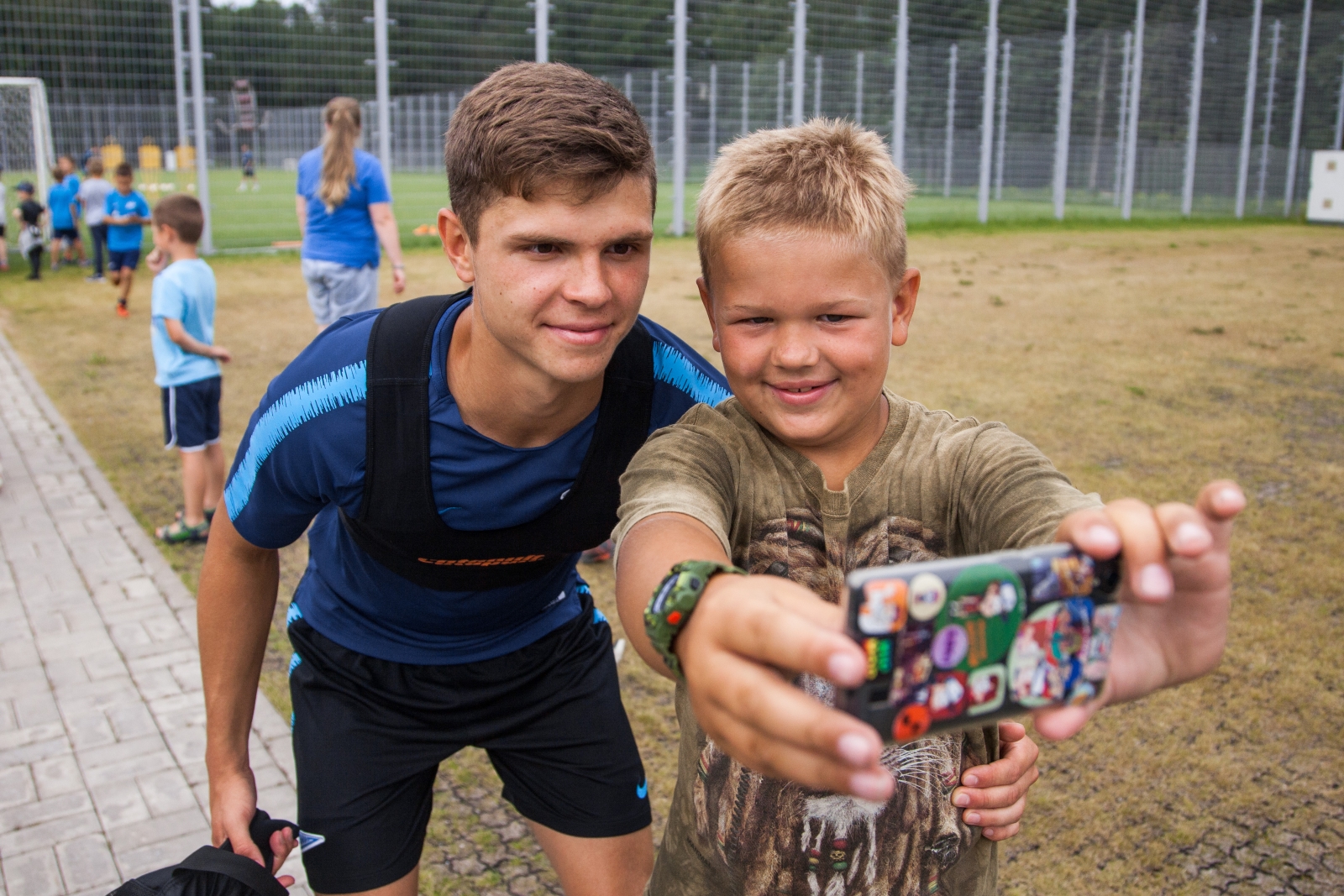 Дети из тренировочного лагеря Академии ФК «Зенит» на тренировке в Удельном парке