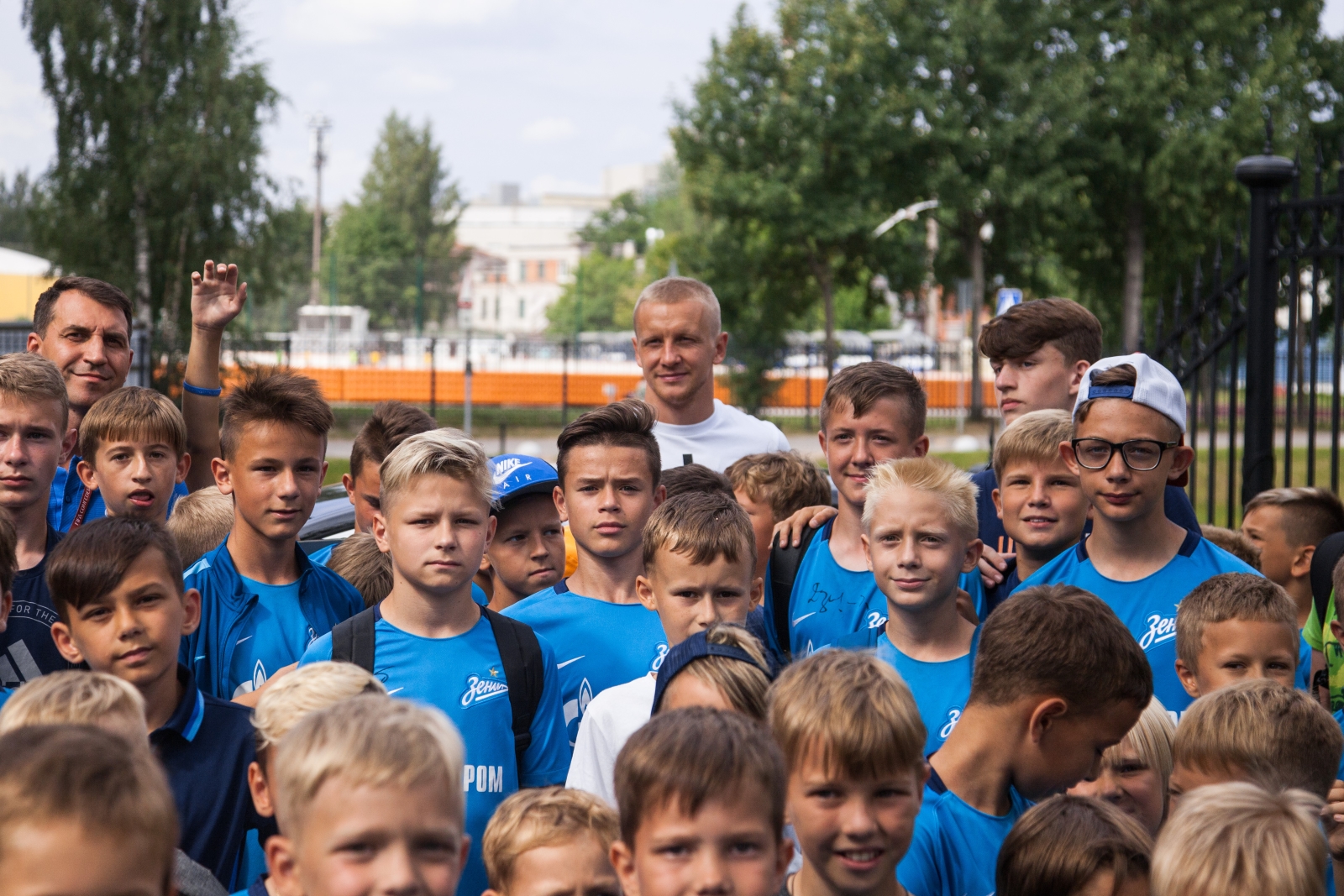 Дети из тренировочного лагеря Академии ФК «Зенит» на тренировке в Удельном парке