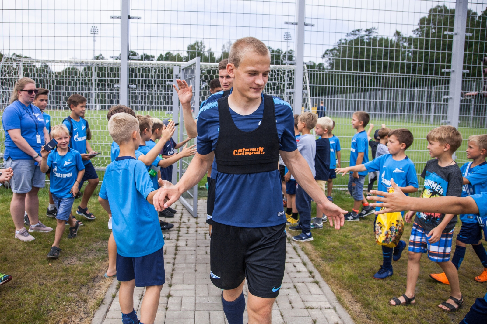 Дети из тренировочного лагеря Академии ФК «Зенит» на тренировке в Удельном парке