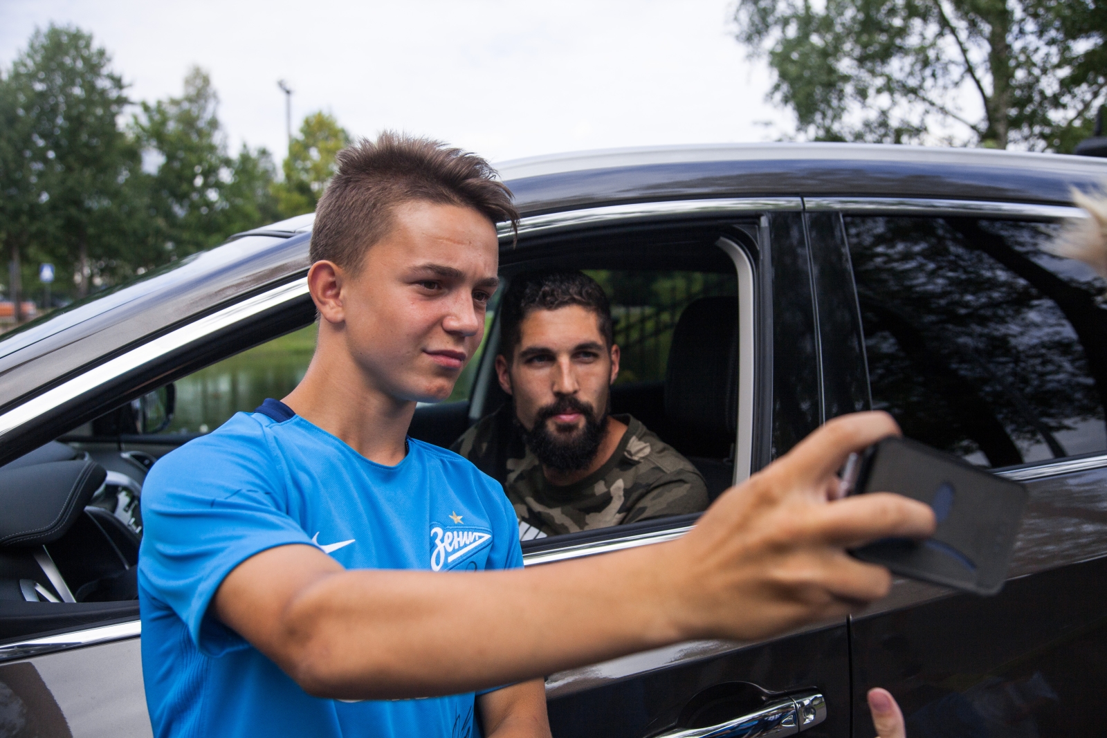 Дети из тренировочного лагеря Академии ФК «Зенит» на тренировке в Удельном парке