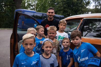 Дети из тренировочного лагеря Академии ФК «Зенит» на тренировке в Удельном парке