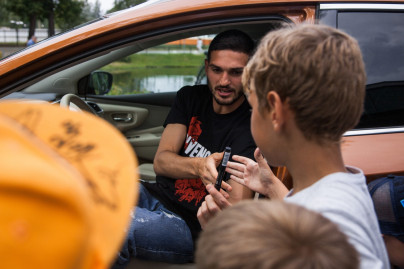 Дети из тренировочного лагеря Академии ФК «Зенит» на тренировке в Удельном парке