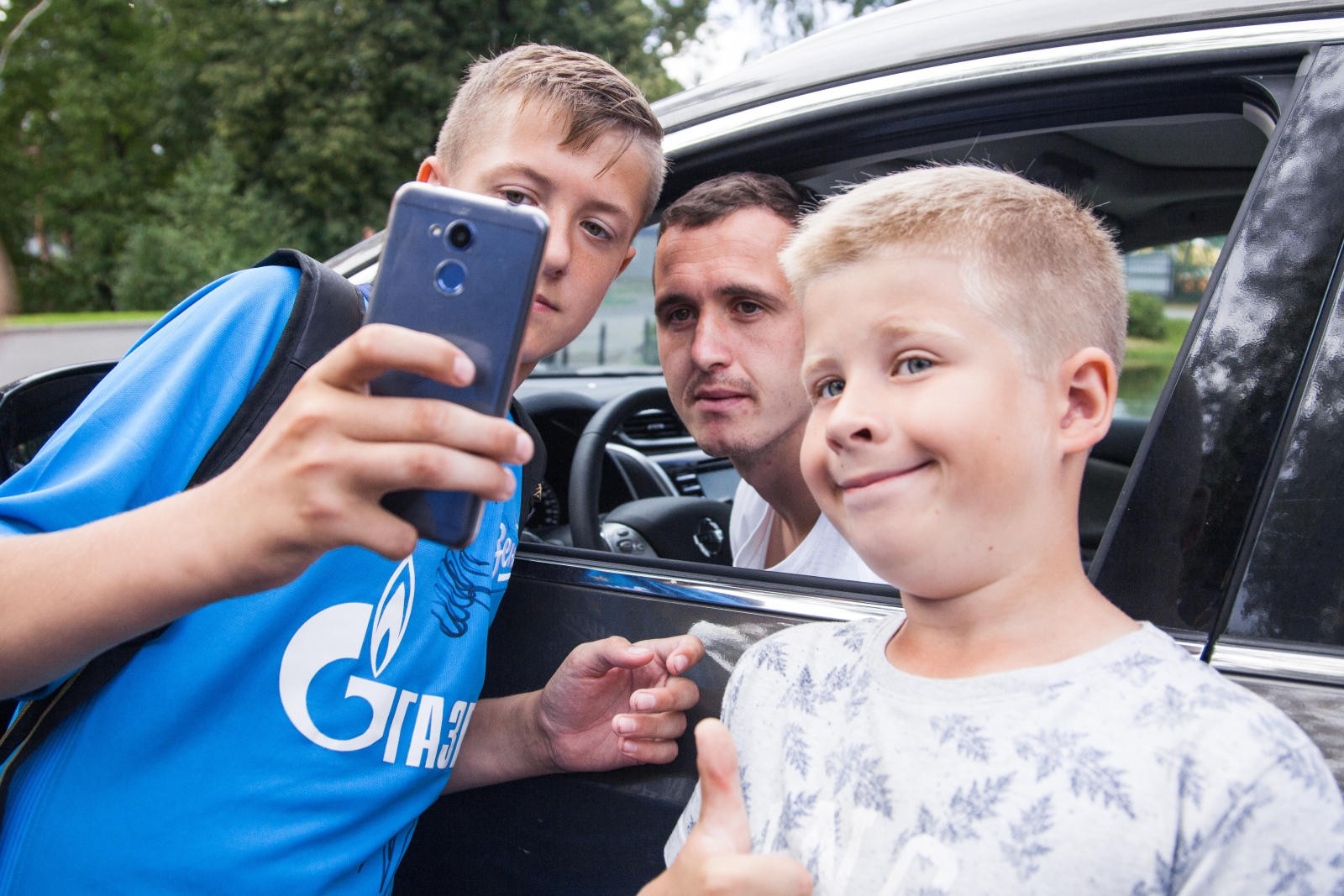 Дети из тренировочного лагеря Академии ФК «Зенит» на тренировке в Удельном парке