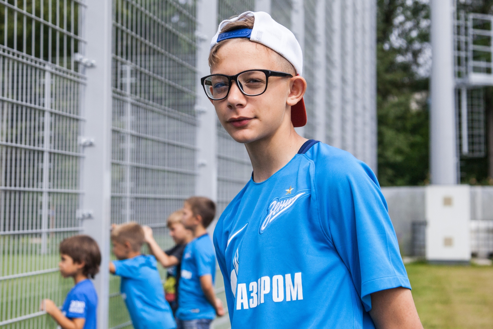 Дети из тренировочного лагеря Академии ФК «Зенит» на тренировке в Удельном парке