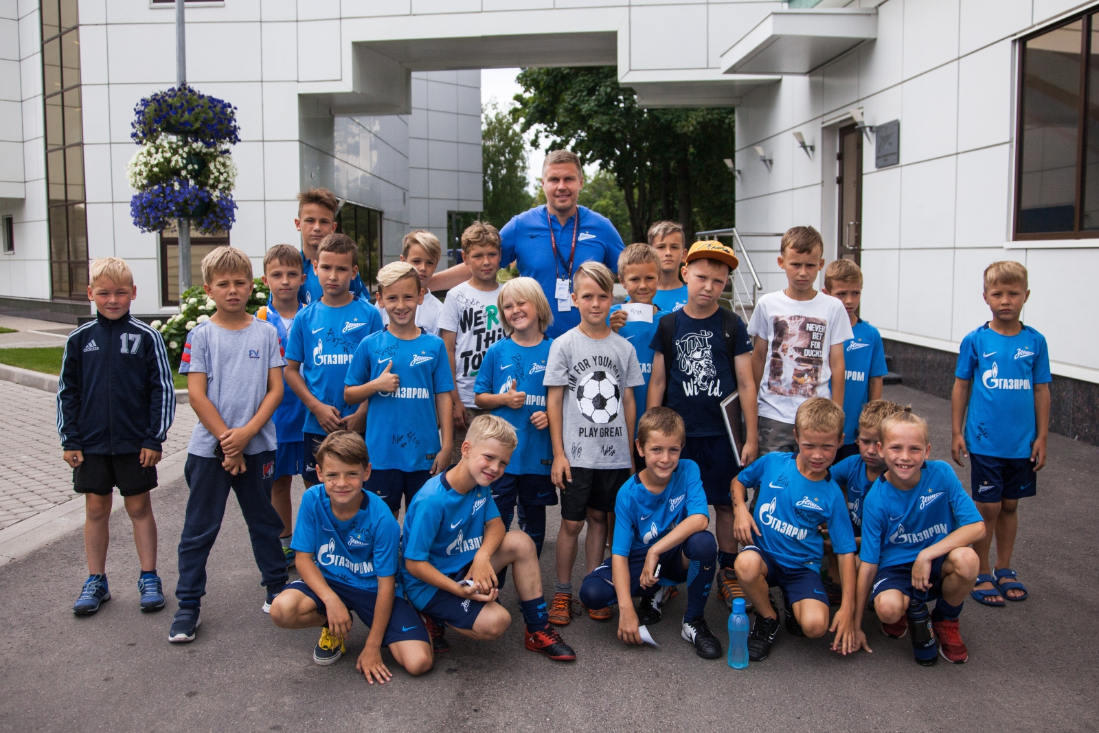 Дети из тренировочного лагеря Академии ФК «Зенит» на тренировке в Удельном парке