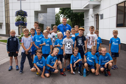 Дети из тренировочного лагеря Академии ФК «Зенит» на тренировке в Удельном парке