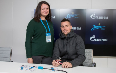 Победители конкурса «Газпром»-Спортпрогноз посетили тренировку команды и встретились с Робертом Маком, полузащитником «Зенита»