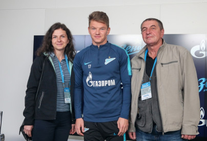 Победители конкурса «Газпром»-Спортпрогноз посетили тренировку команды и встретились с Олегом Шатовым