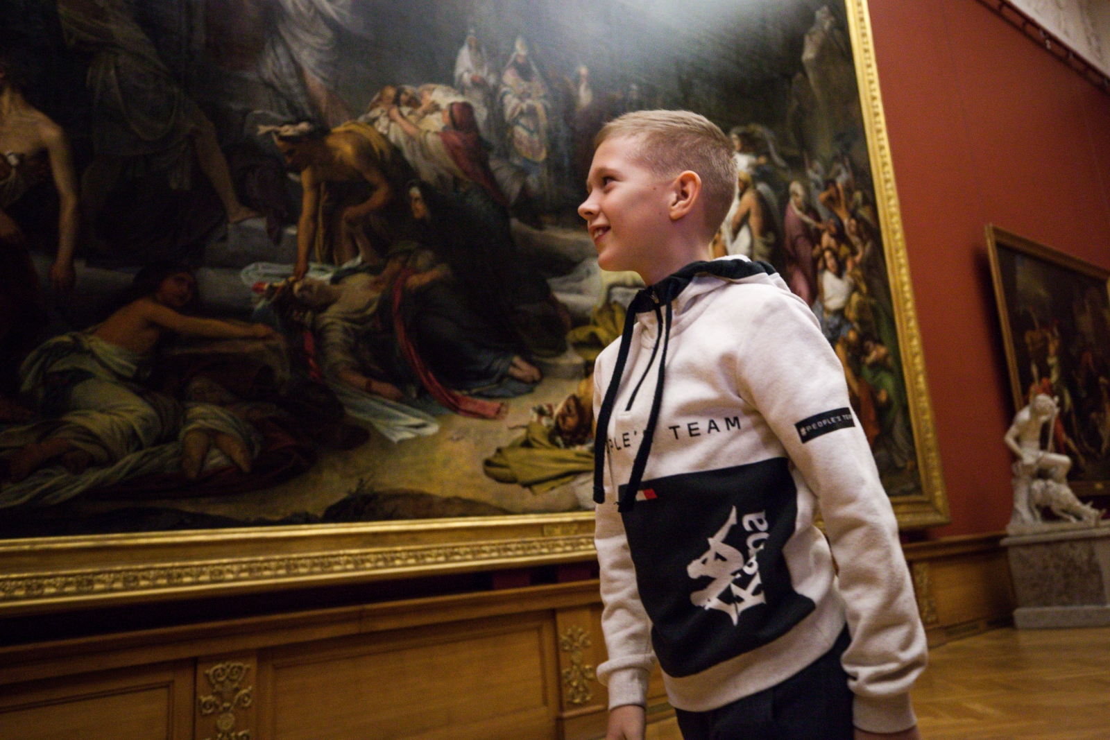 Победитель конкурса «Попади в „Зенит“» Роман Ведищев на экскурсии по городу