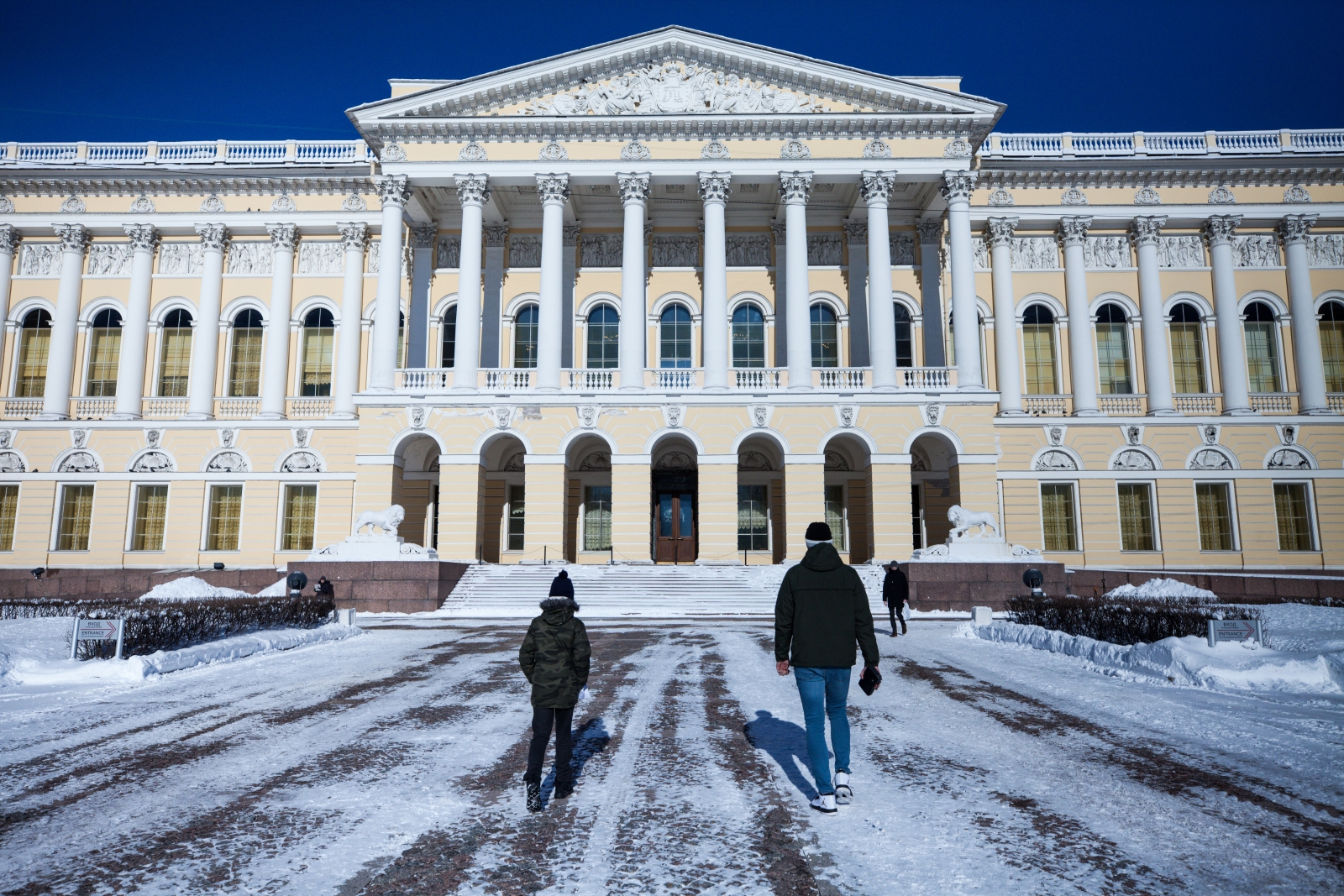 Победитель конкурса «Попади в „Зенит“» Роман Ведищев на экскурсии по городу
