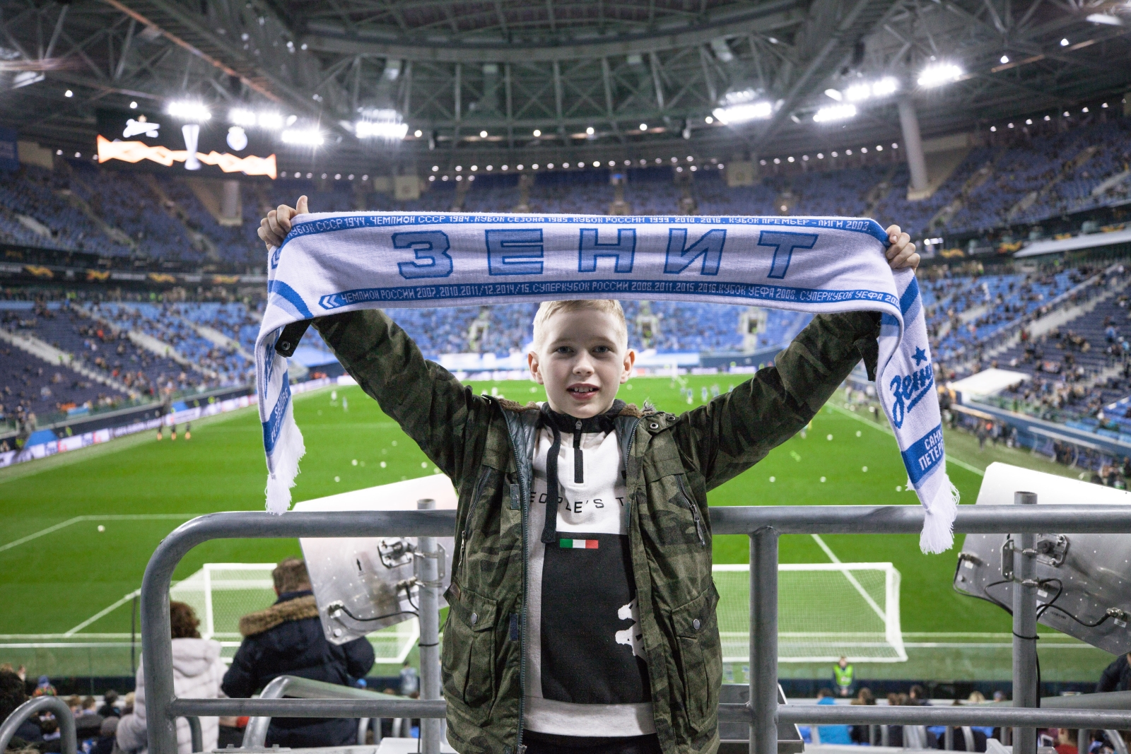 Победитель конкурса «Попади в „Зенит“» Роман Ведищев на матче Лиги Европы УЕФА 2018/19, 1/8 финала, «Зенит» — «Вильярреал»