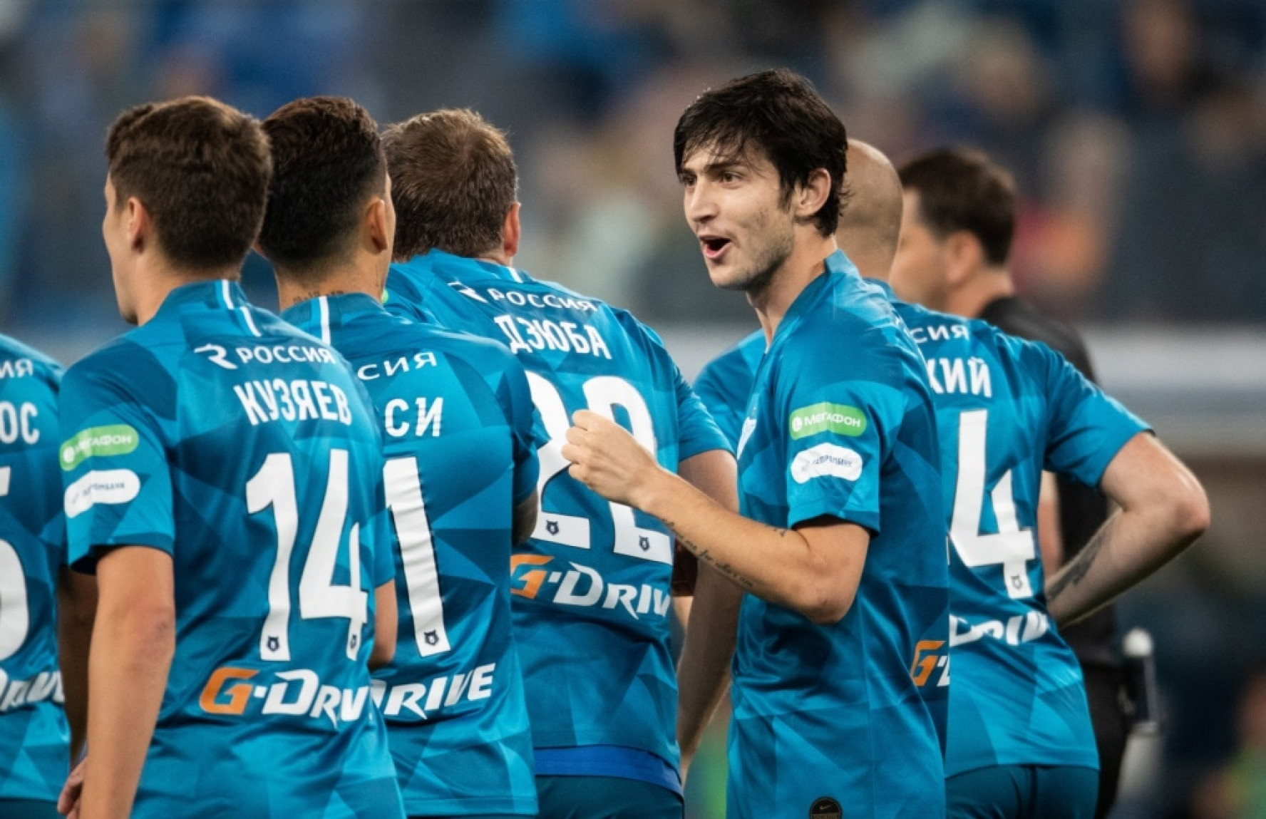 Деньги зенита. Сине бело голубой флаг зенит. Ветераны зенита. Болельщики фк зенит. Зенит трансферы.