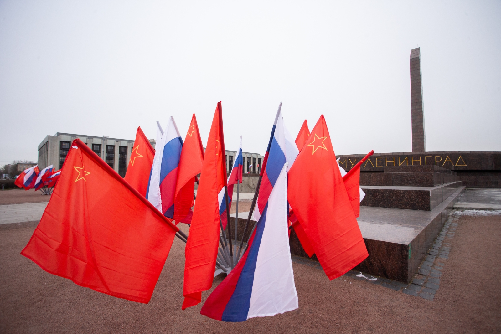 Возложение цветов к Монументу героическим защитникам Ленинграда