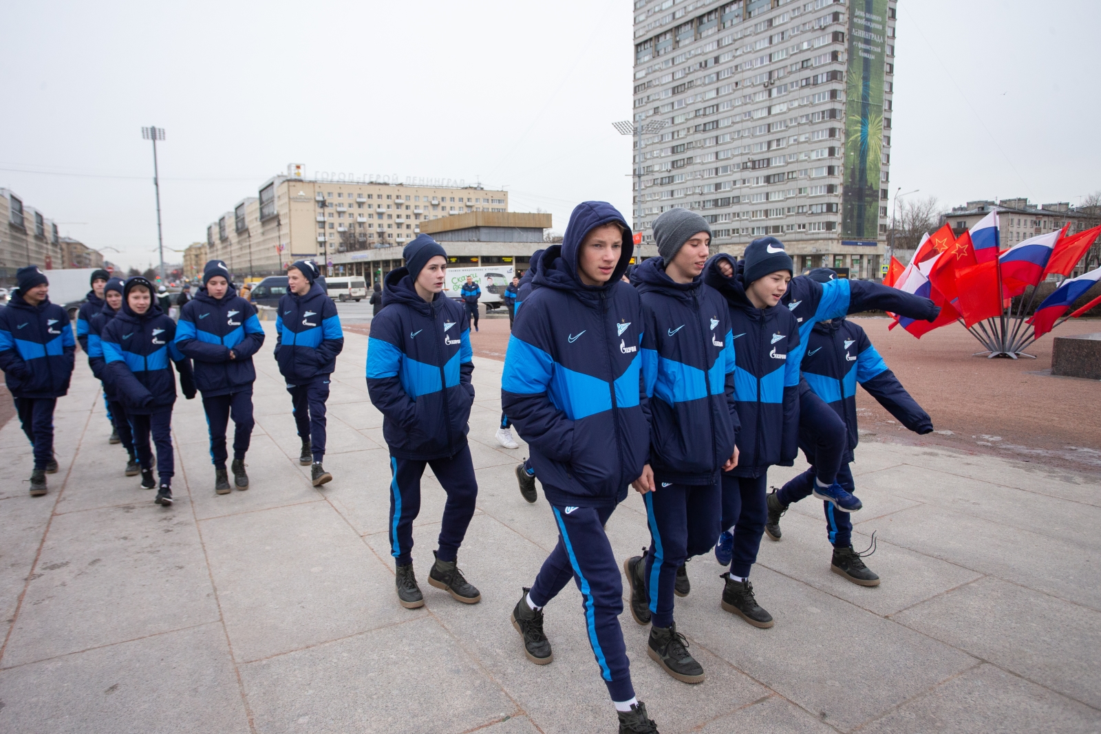 Возложение цветов к Монументу героическим защитникам Ленинграда