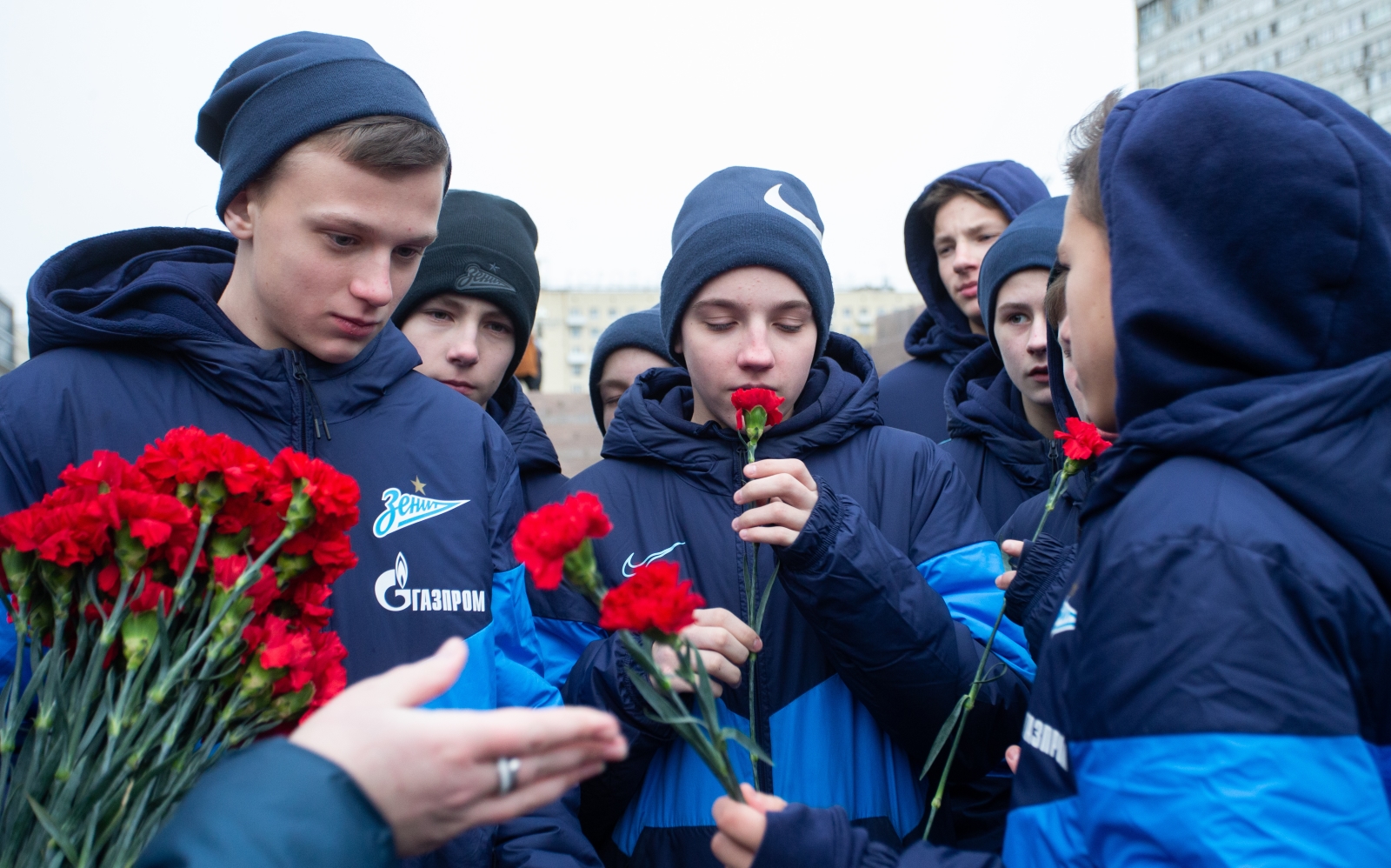 Возложение цветов к Монументу героическим защитникам Ленинграда
