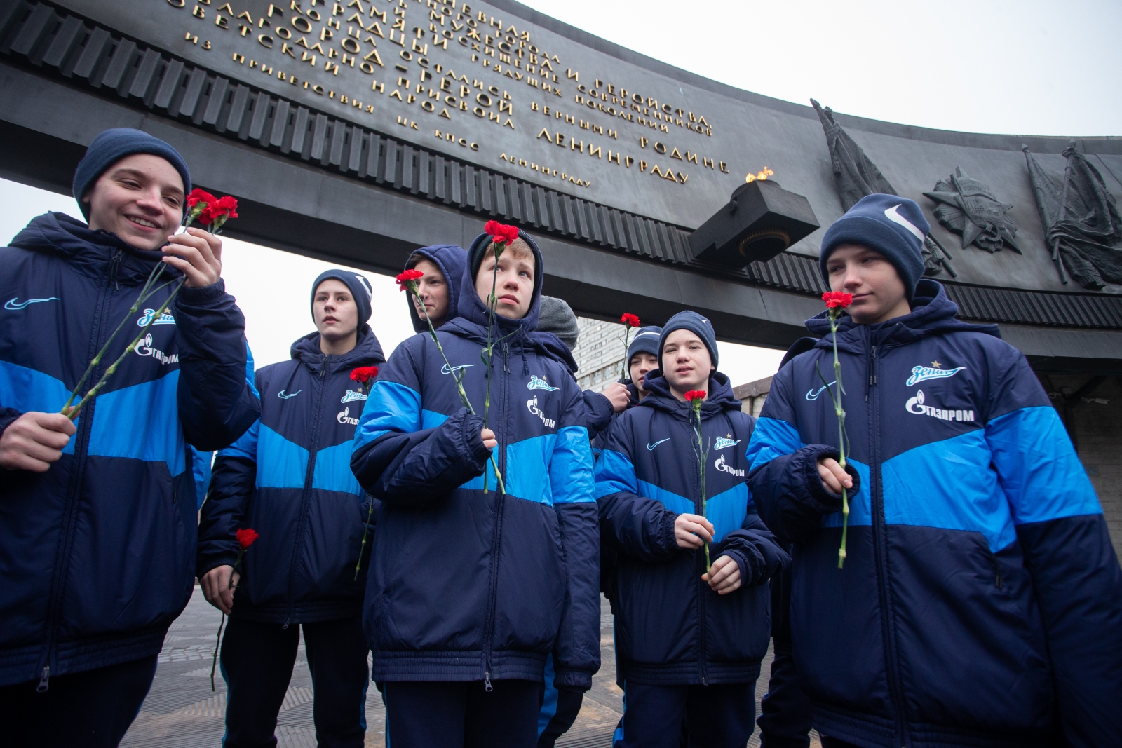 Возложение цветов к Монументу героическим защитникам Ленинграда