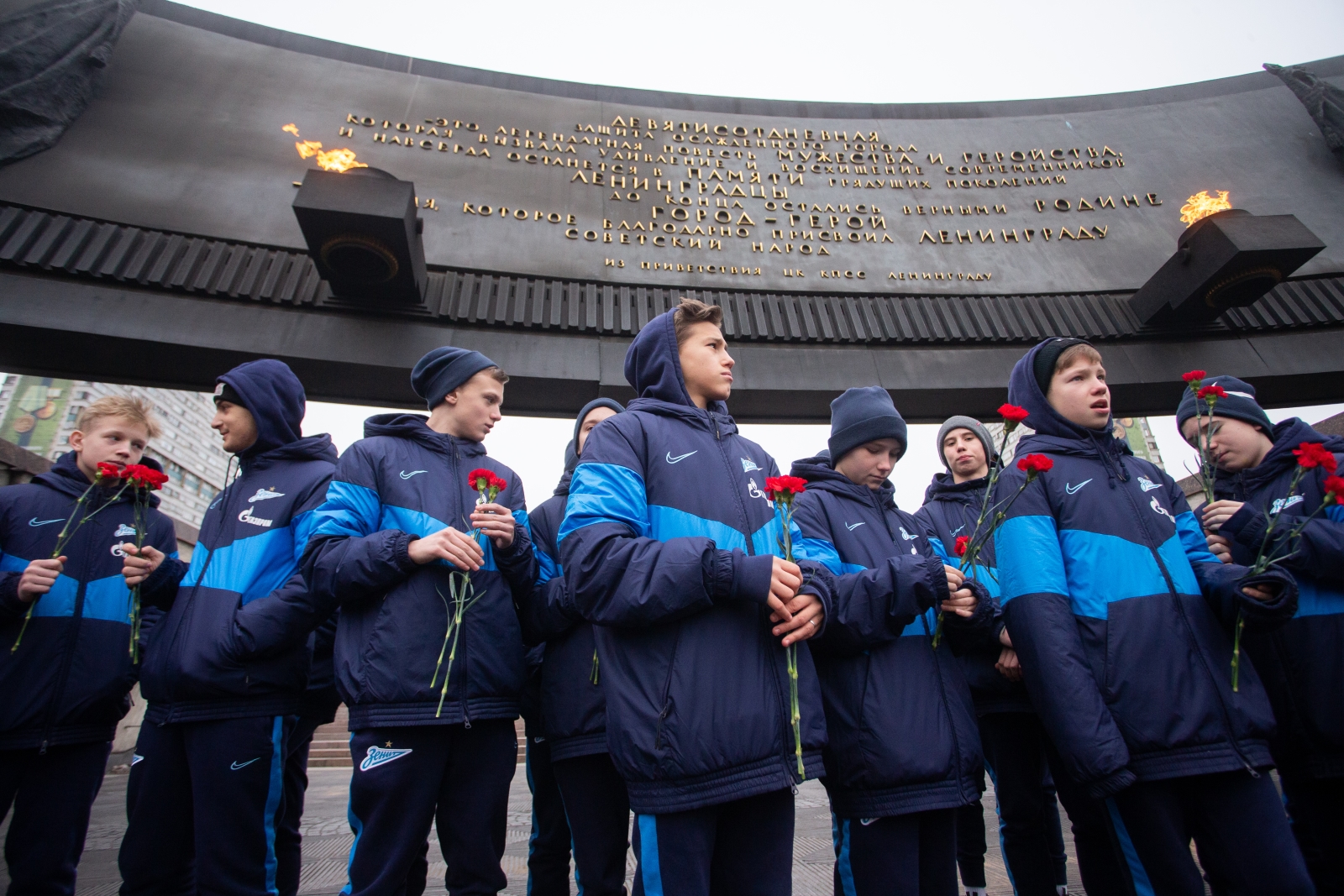 Возложение цветов к Монументу героическим защитникам Ленинграда