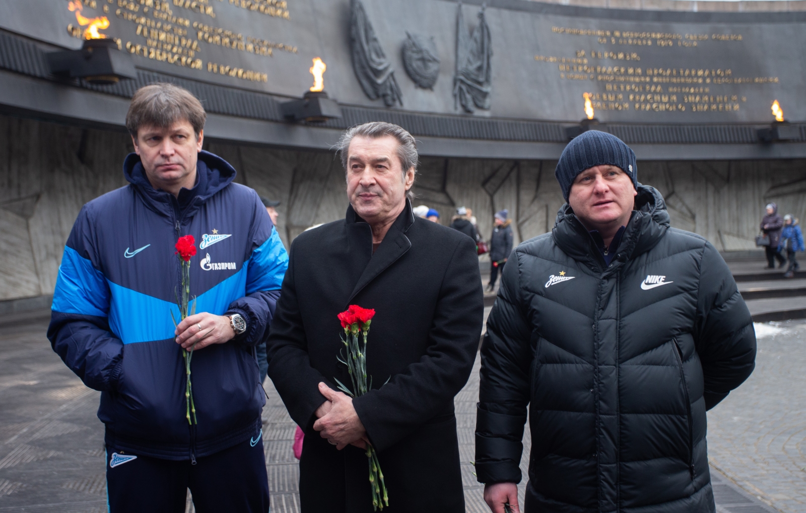 Возложение цветов к Монументу героическим защитникам Ленинграда