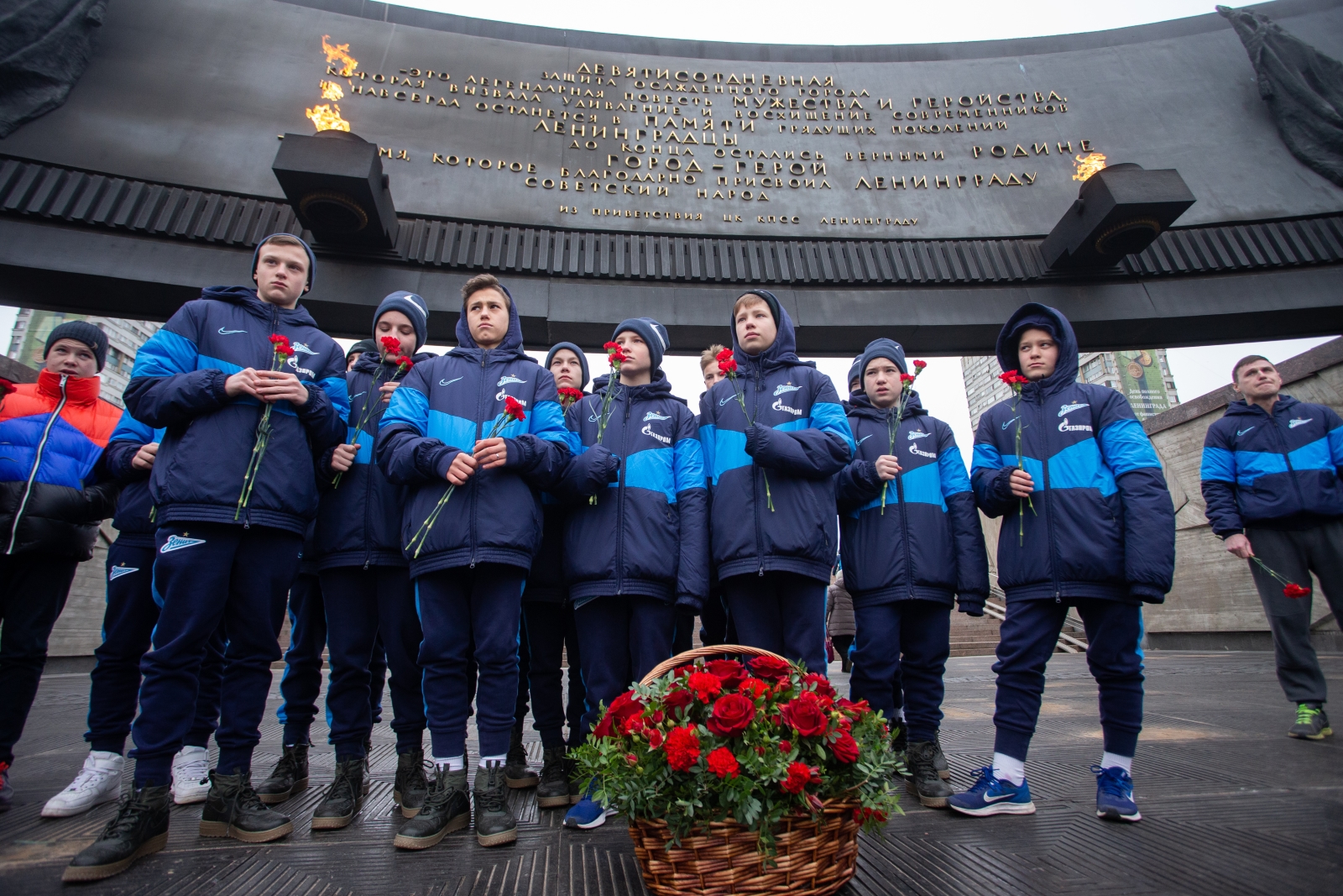 Возложение цветов к Монументу героическим защитникам Ленинграда