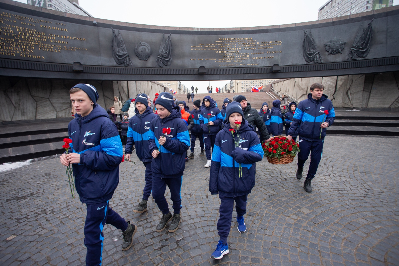 Возложение цветов к Монументу героическим защитникам Ленинграда