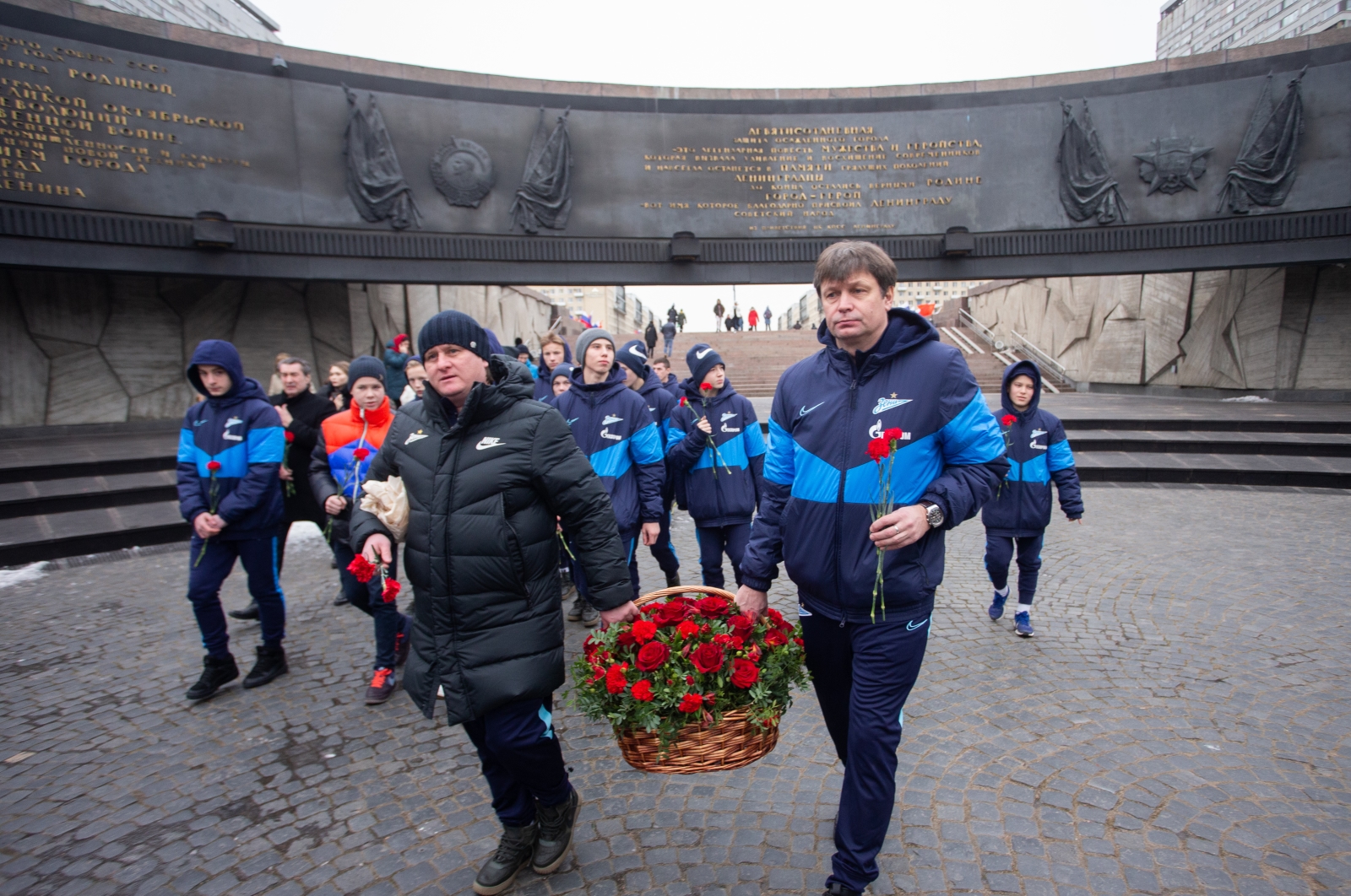 Возложение цветов к Монументу героическим защитникам Ленинграда