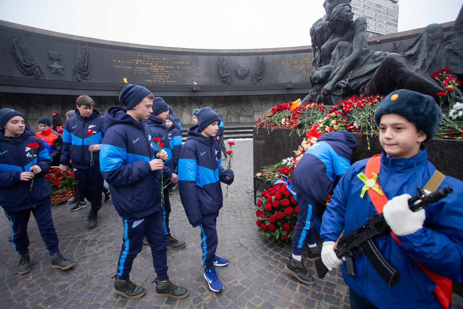 Возложение цветов к Монументу героическим защитникам Ленинграда