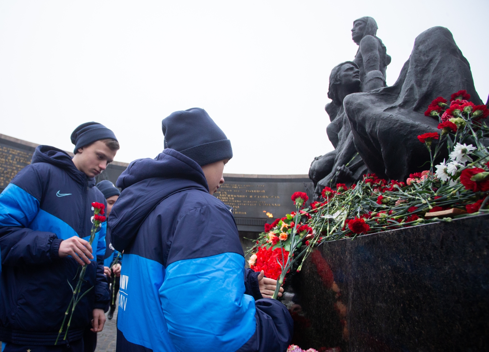 Возложение цветов к Монументу героическим защитникам Ленинграда