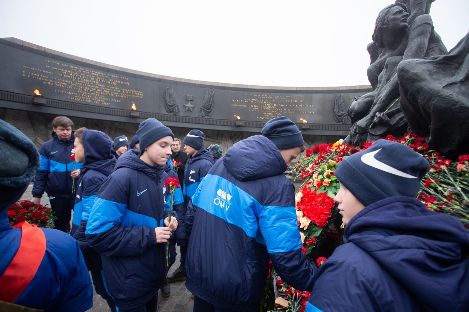 Возложение цветов к Монументу героическим защитникам Ленинграда