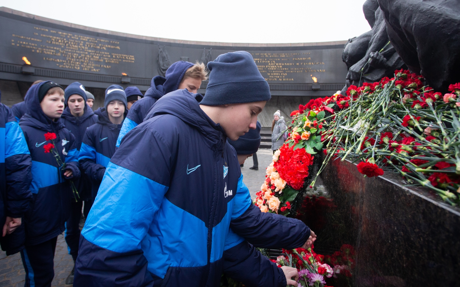 Возложение цветов к Монументу героическим защитникам Ленинграда
